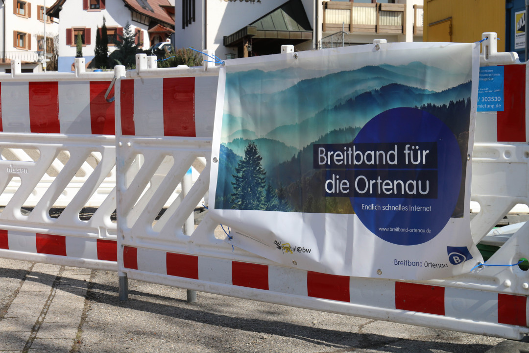 Absperrung mit Plakat ‚Breitband für die Ortenau‘ – Glasfaserausbau in Oberkirch schreitet voran – Breitband Ortenau