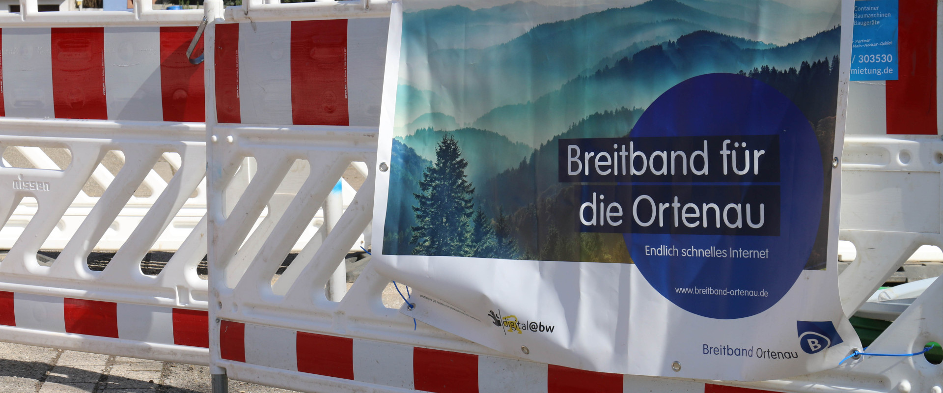 Absperrung mit Plakat ‚Breitband für die Ortenau‘ – Glasfaserausbau in Oberkirch schreitet voran – Breitband Ortenau