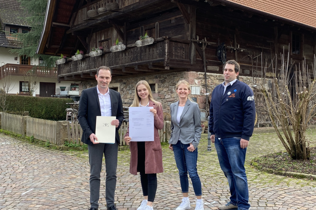 Vier Personen geben den symbolischen Startschuss für den Glasfaserausbau in Oberharmersbach – Breitband Ortenau