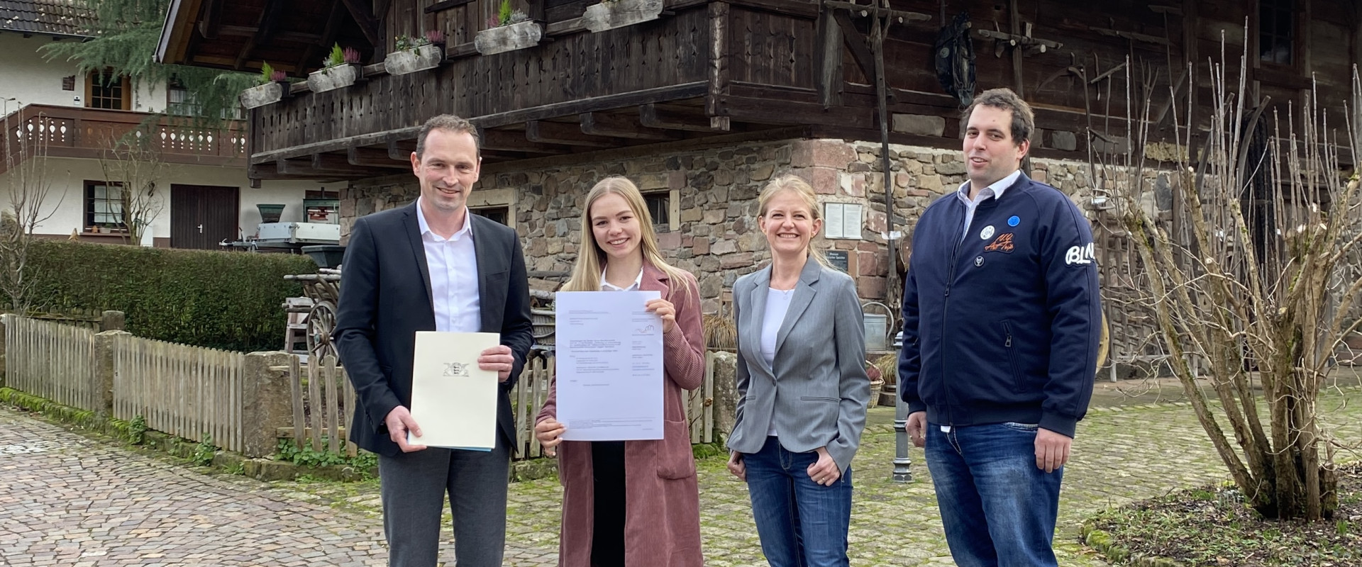 Vier Personen geben den symbolischen Startschuss für den Glasfaserausbau in Oberharmersbach – Breitband Ortenau