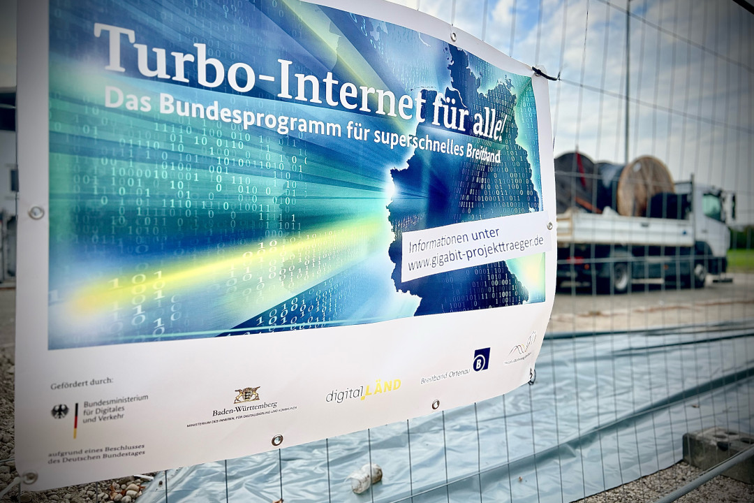 Bauzaunbanner mit Plakat‚ Startschuss für Breitbandausbau in Oberkircher Gewerbegebieten‘ – Breitband Ortenau