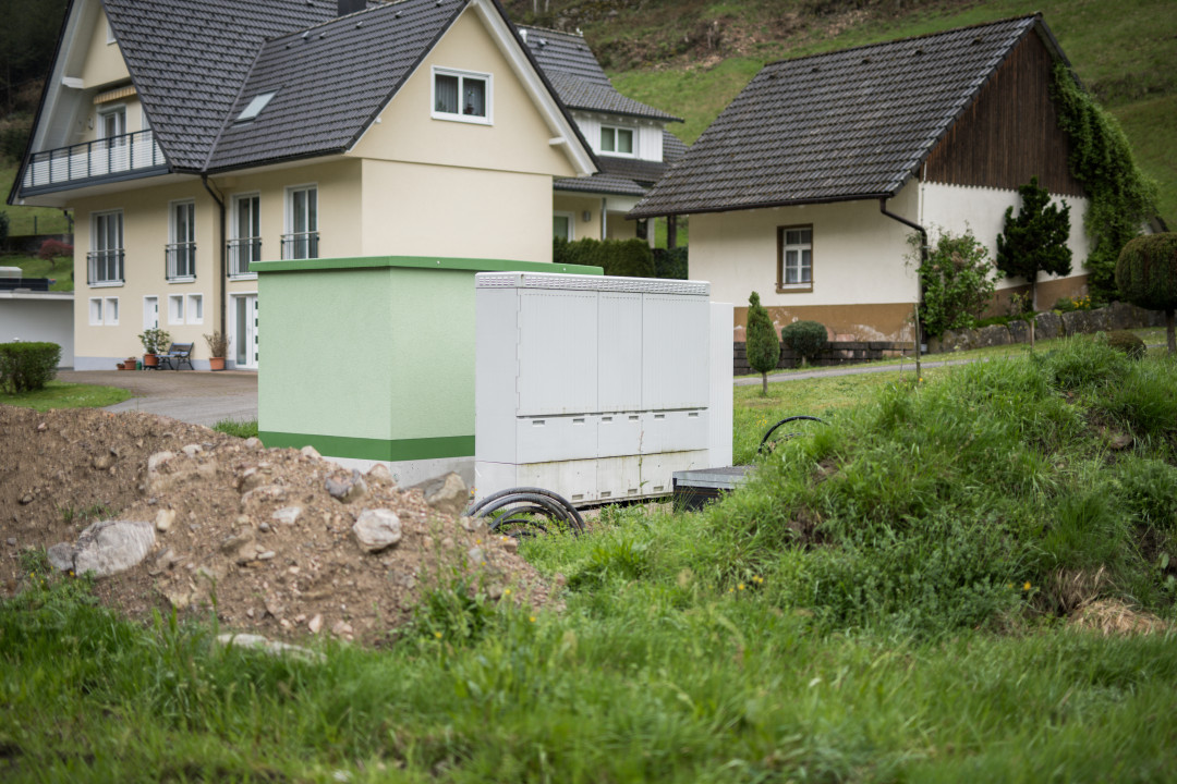 Aufgestelltes PoP-Gerät (Point of Presence) in Oberwolfach – zentraler Breitband-Knotenpunkt für den Glasfaserausbau im Ortenaukreis – Breitband Ortenau