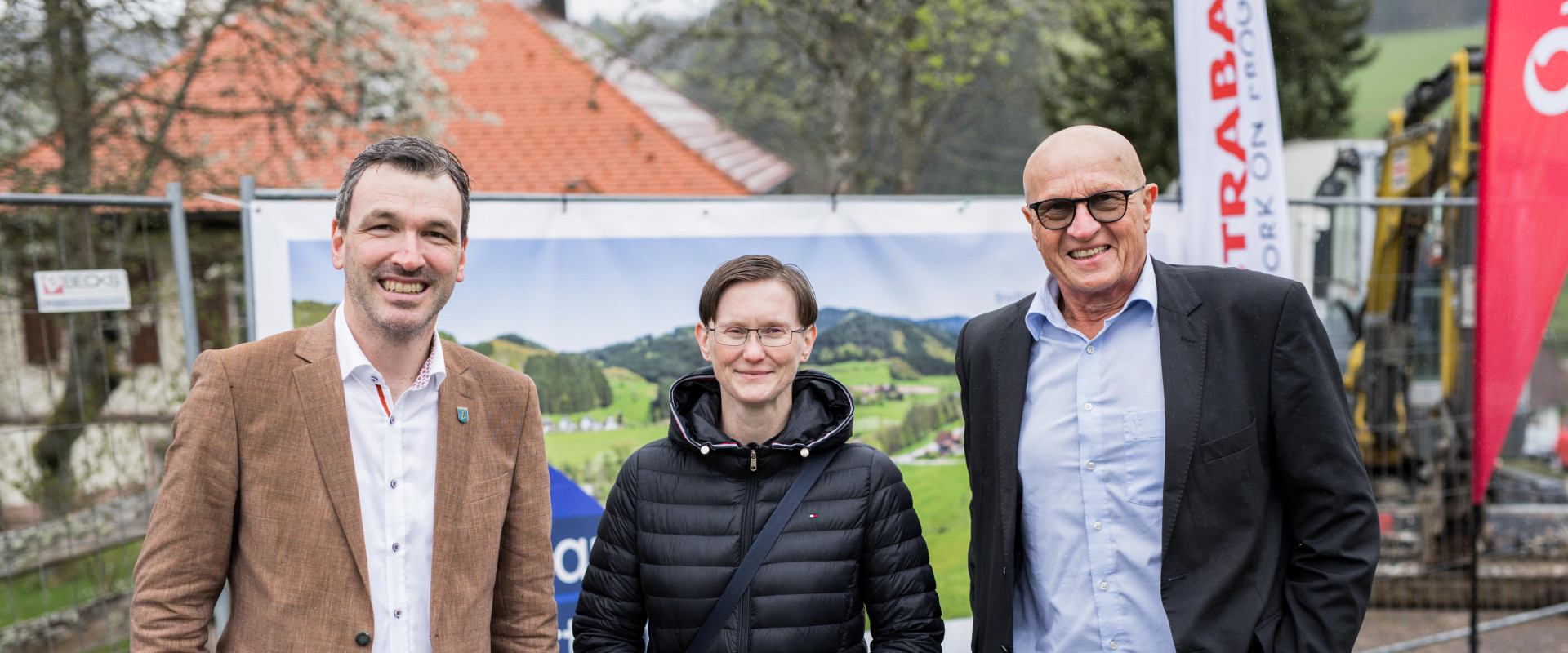 Spatenstich in Wolfach mit Vertreter von Vodafone, Bürgermeisterin von Wolfach und Geschäftsführer der Breitband Ortenau – Symbolischer Start des Glasfaserausbaus im Ortenaukreis