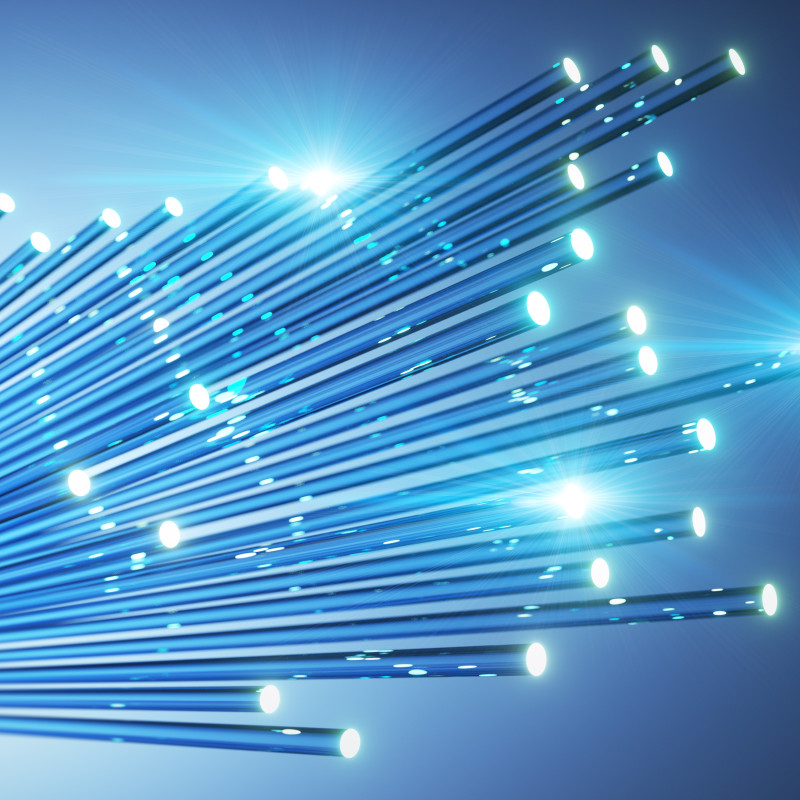 Nahaufnahme eines Glasfaserkabels mit leuchtenden Lichtpunkten – Symbol für schnelle Datenübertragung und Glasfaserausbau in der Ortenau