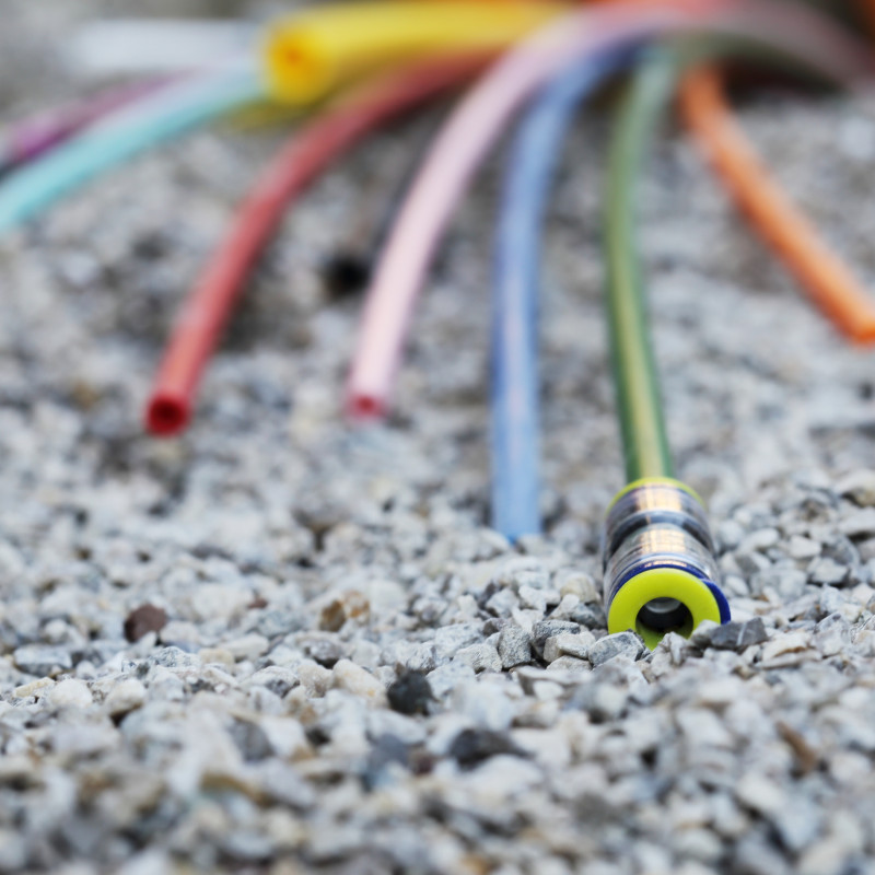 Nahaufnahme eines Glasfaserkabels als Symbol für den Glasfaserausbau und schnelles Internet in der Ortenau – Breitband Ortenau